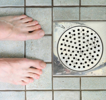 Ralo entupido e box danificado: como cuidar do seu banheiro por completo