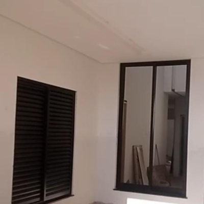 imagem de Obra residencial em Esquadria de aluminio preta