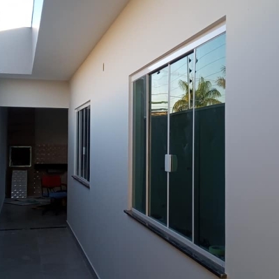 imagem de Obra residencial vidro cristal verde com aluminio branco