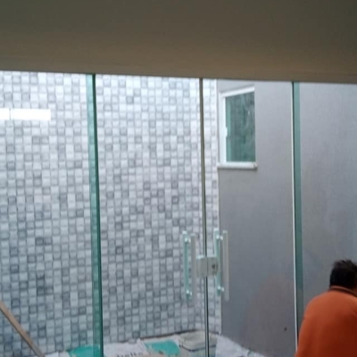 imagem de Obra residencial vidro cristal verde com aluminio branco